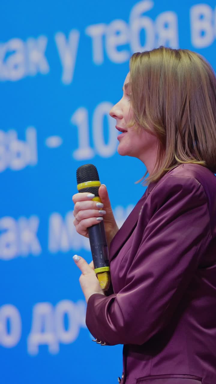 Una donna che fa una presentazione