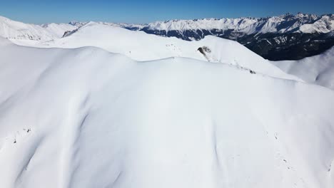 Wunderschöne-Aussicht-Auf-Schneebedeckte-Berge-Und-Einen-Blauen-Himmel