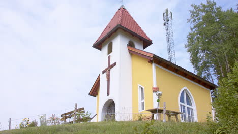 capilla en austria con jesús en la cruz frente a la entrada