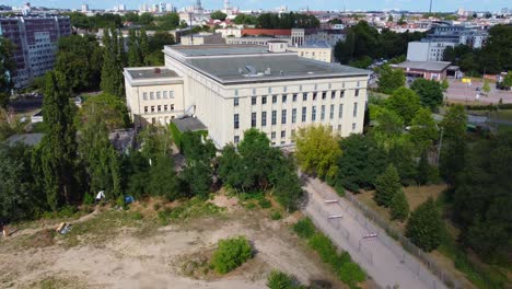 Im-Hintergrund-Frankfurter-Tor