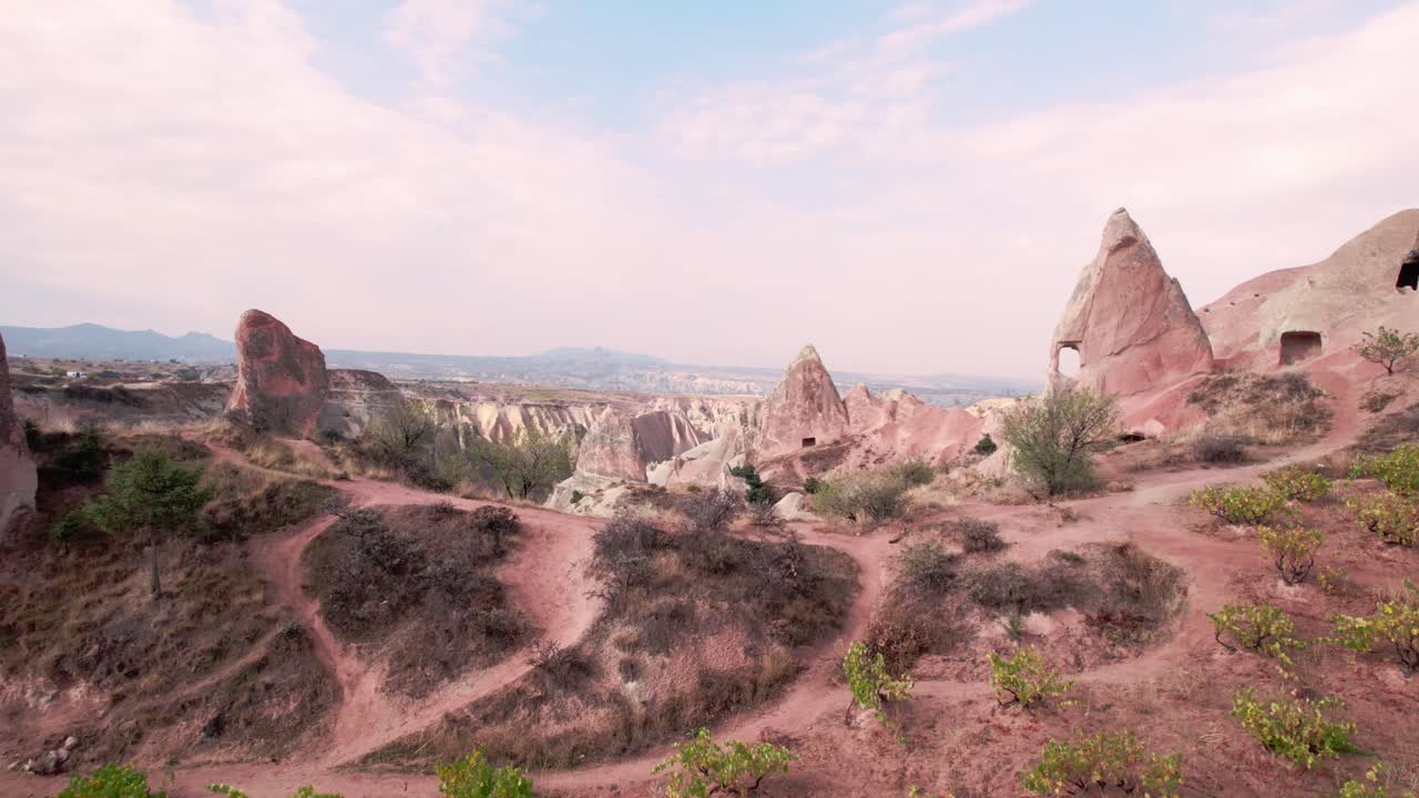 Ripresa aerea con drone della Cappadocia, paesaggio della Turchia, camini delle fate e Valle Rossa.
