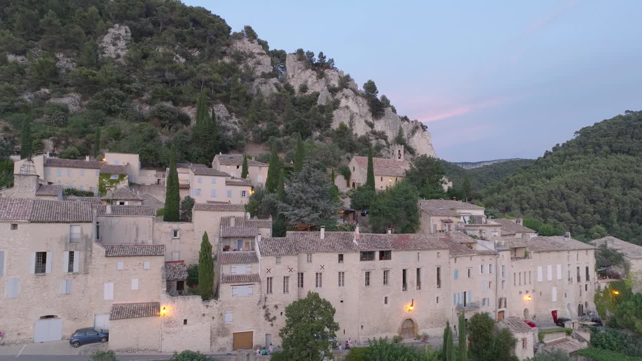 フランス、ヴォクリューズ・プロヴァンスのセギュレ中世の町とブドウ畑のドローン空撮。夕暮れの風景。
