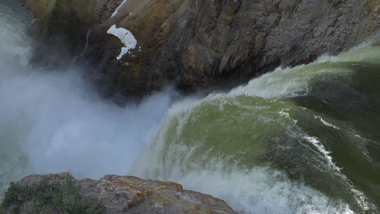 closeup alto ángulo de poderosa cascada en cámara lenta