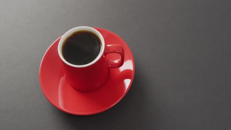 Vídeo-De-Una-Taza-Roja-De-Café-Negro-Caliente-Sobre-Fondo-Oscuro