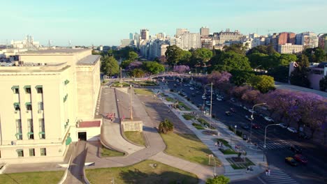 Dolly-in-aerial-view-of-the-northern-neighborhood-of-Buenos-Aires-,-normal-vehicular-traffic-in-front-of-the-law-school-of-the-UBA,-an-exclusive-area-of-the-Argentine-capital