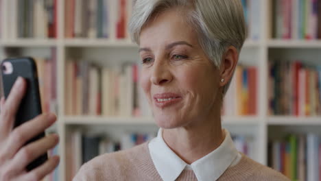 Retrato-Hermosa-Mujer-De-Mediana-Edad-Usando-Video-Chat-De-Teléfono-Inteligente-Agitando-La-Mano-Disfrutando-De-La-Comunicación-Por-Teléfono-Móvil