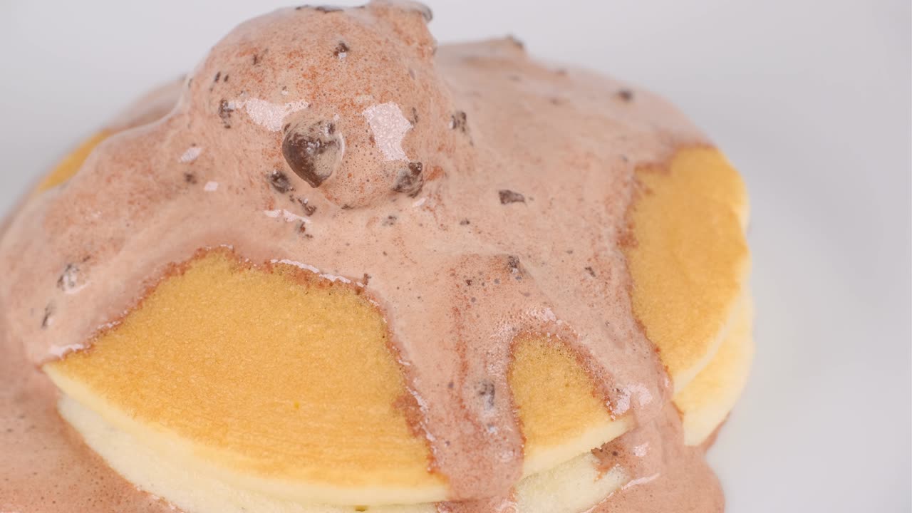 초콜릿 쿠키 아이스크림과 함께 팬케이크