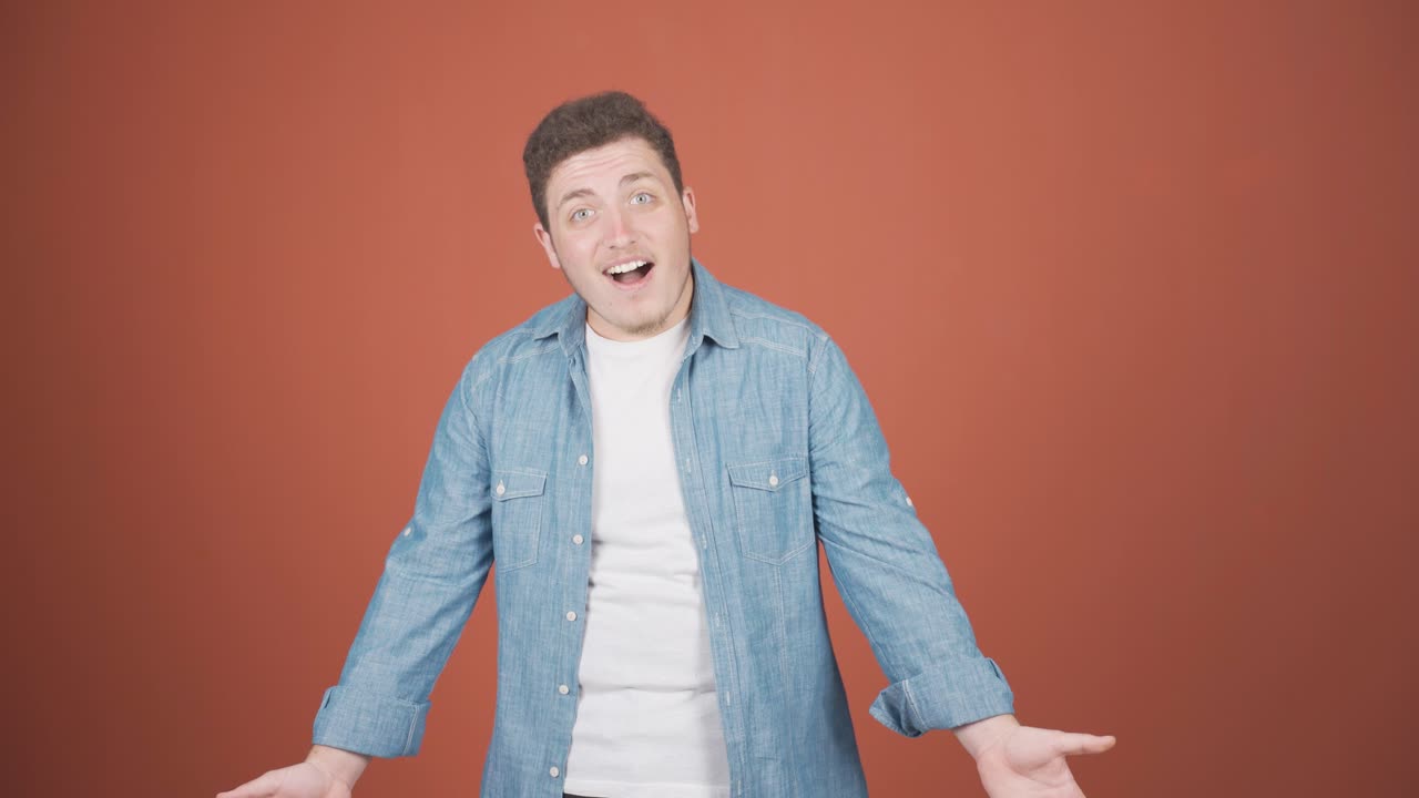 el hombre dice "wow" a la cámara.