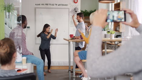 Loca-Y-Feliz-Mujer-De-Negocios-India-Bailando-Haciendo-Un-Sexy-Baile-De-Victoria-Sacudiendo-El-Botín-En-Una-Reunión-De-Equipo-Celebrando-El-Logro-Del-éxito