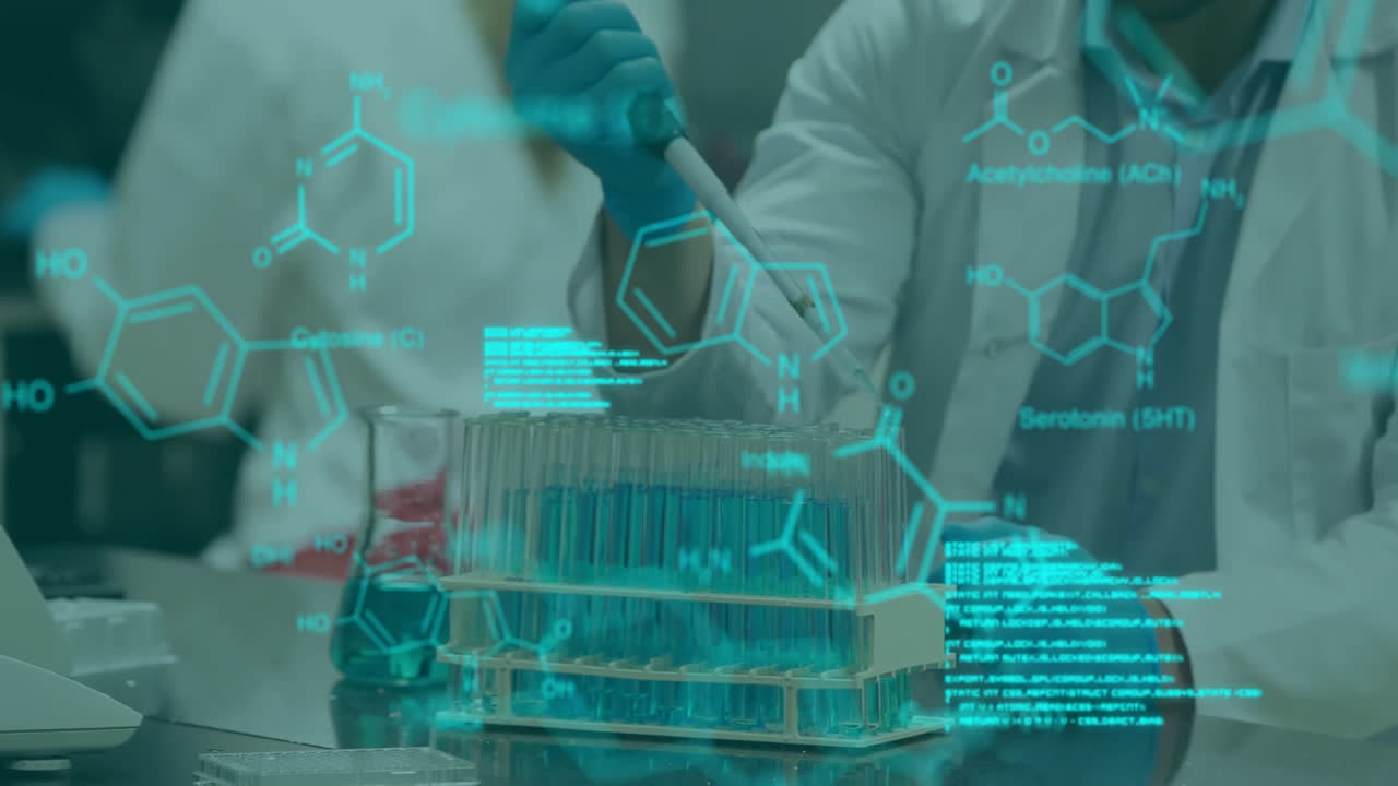 animación de procesamiento de datos y fórmula química sobre científicos caucásicos que trabajan en el laboratorio