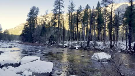 río merced que fluye a través del parque nacional de yosemite