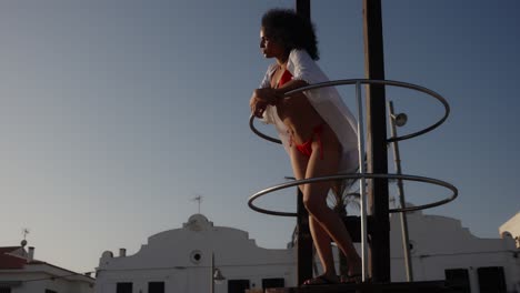 mujer en bikini en la playa