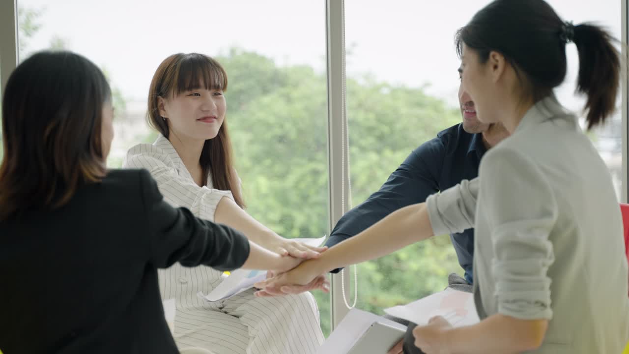 아시안 그룹 테라피는 그룹 내의 친구들의 문제를 듣고, 정신과 간호사, 심리 치료, 정신 건강.