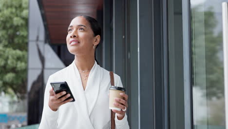 viajes, teléfono y mujer de negocios en la ciudad
