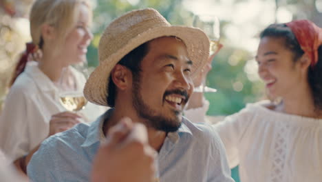 Atractivo-Hombre-Asiático-Bailando-Con-Amigos-En-Una-Fiesta-De-Baile-De-Verano-Bebiendo-Vino-Disfrutando-De-Una-Reunión-Social-De-Verano-Divirtiéndose-Celebrando-En-Un-Día-Soleado-Imágenes-De-4k