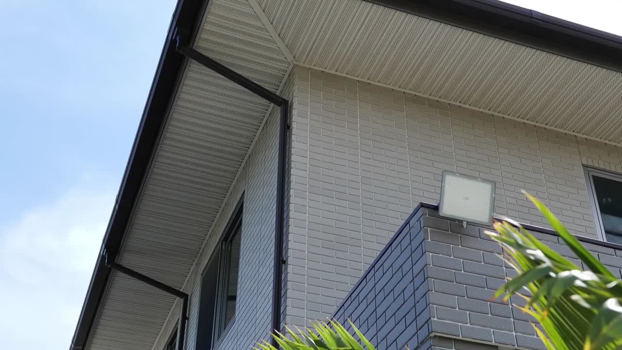 깨하고 새로운 현대적인 집 외관 디자인