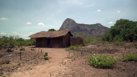 cabaña aislada en el campo de mozambique