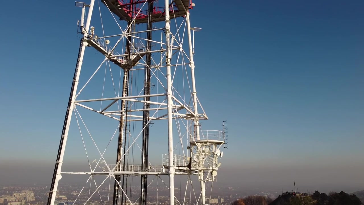 Vista aerea di un drone in volo vicino a una torre TV.