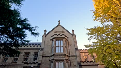 edificio universitario con árboles en melbourne, australia