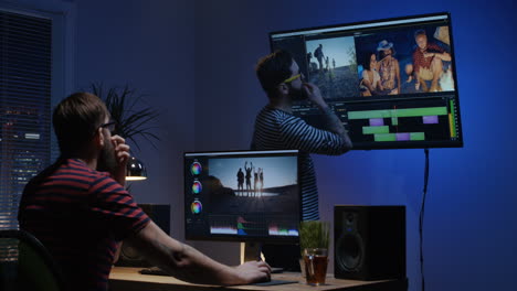 editores de video colaborando en un espacio de trabajo de postproducción por la noche