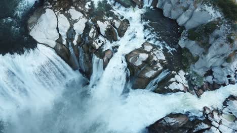 Vista-Aérea-De-Arriba-Hacia-Abajo-De-Las-Cataratas-Shoshone,-La-Cascada-Del-Río-Serpiente-Y-La-Central-Hidroeléctrica,-Idaho,-Ee.uu.