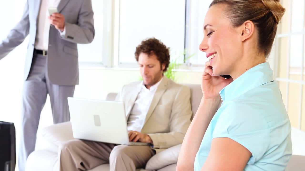 직원실에 있는 사업가들