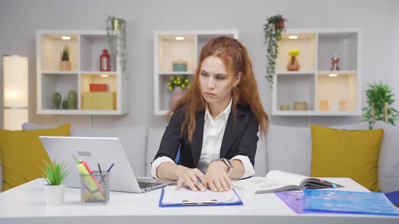 Donna in smart working che lavora confusa