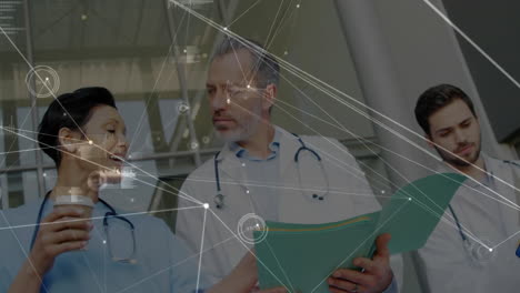 animación de la red de conexiones con procesamiento de datos entre diversos médicos en el hospital