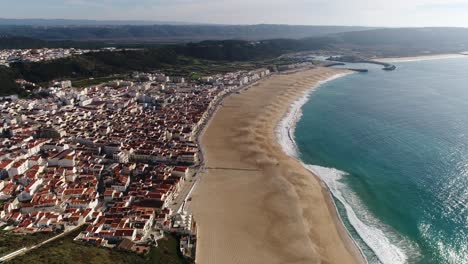 Luftaufnahme-Der-Stadt-Und-Der-Küste-Von-Nazare,-Portugal