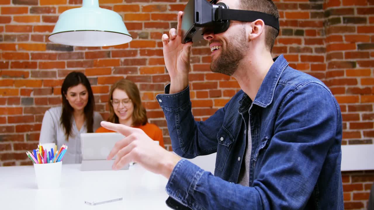 ejecutivo masculino usando auriculares de realidad virtual en el escritorio