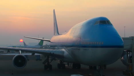 Sonnenaufgang-Hinter-Einer-Modernen-747-Am-Flugsteig-Eines-Flughafens