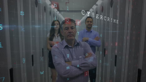animación del procesamiento de datos a través de servidores informáticos y ingeniero informático caucásico masculino y femenino