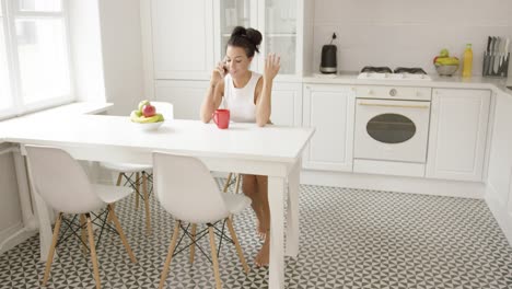 Niña-Sonriente-Hablando-Teléfono-En-Cocina