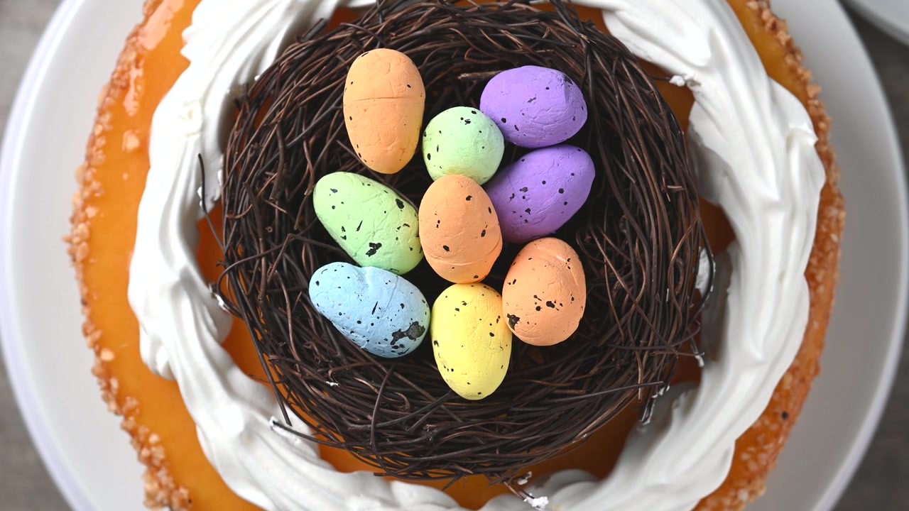 Pastel de huevo de Pascua casero aislado sobre fondo blanco
