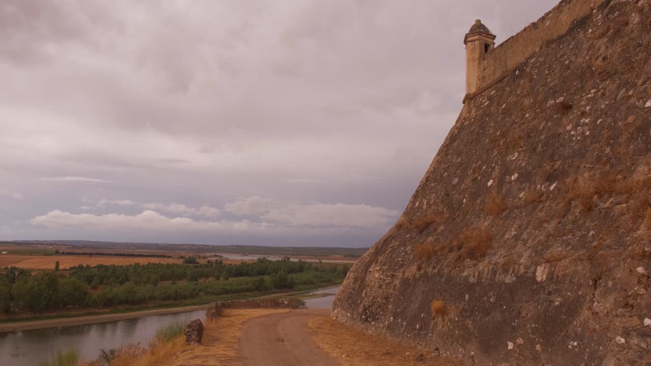 castillo jurumenha capturado desde la carretera adyacente a la fortaleza