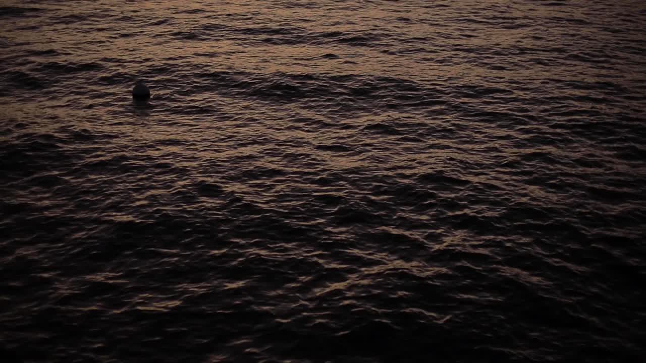 바다 호수 표면에 반사되는 일몰 빛