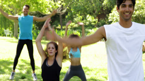 clase de fitness haciendo saltos de estrellas en la clase