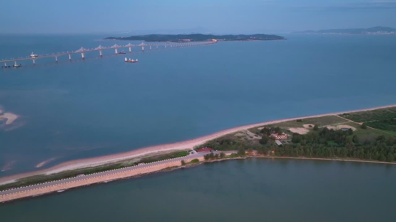 중국 타이완에서 새벽에 킨멘 섬과 킨멘, 금문, 모이 다리를 배경으로 보여주는 드론 촬영