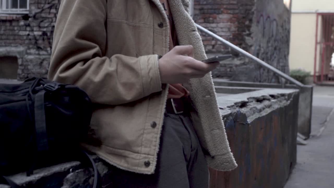 십대는 휴대 전화로 문자를 쓰고 있습니다.