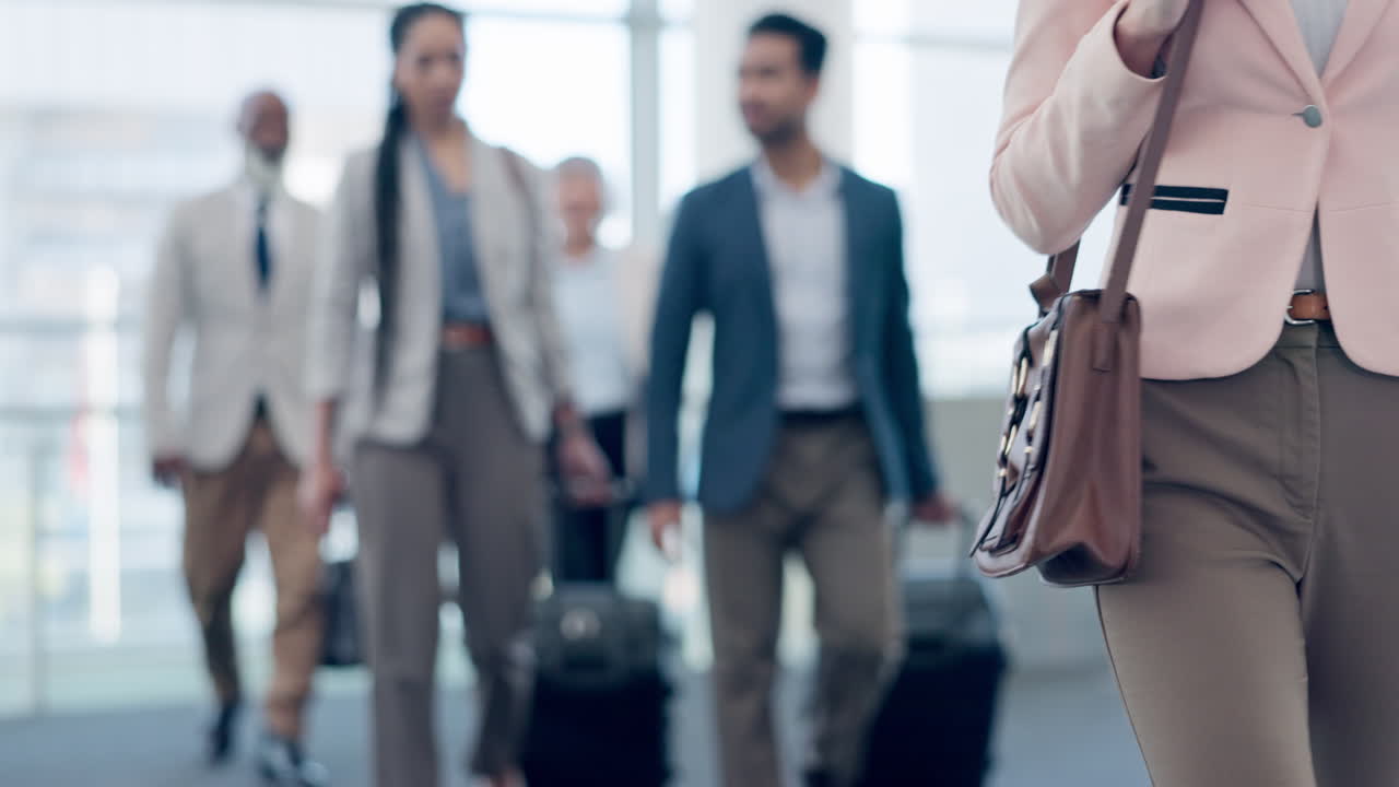 Berjalan, atau pebisnis wanita dengan tas di bandara