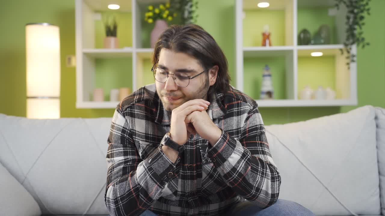 un joven con esquizofrenia es infeliz y agotado en casa.