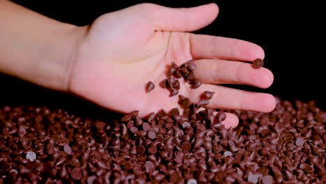recogiendo chips de chocolate a mano