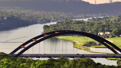 Barrido-Aéreo-Del-Puente-360-Pennybacker-Y-El-Club-De-Campo-De-Austin-Con-Vistas-Al-Lago-Austin-Con-Un-Dron-Ampliado-Durante-La-Mañana-Del-Amanecer-De-Verano-En-2022