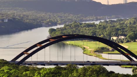 barrido aéreo de 360 puente pennybacker y club de campo de austin con vistas al lago austin con zoom en drone durante el amanecer de verano en 2022