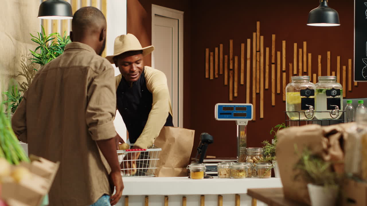 vendedor que pesa las mercancías para el cliente en la caja registradora de la tienda