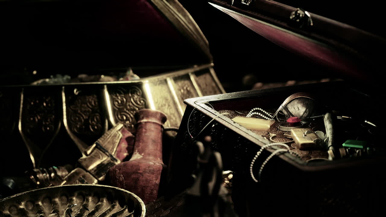 joyas y monedas de oro en la oscuridad