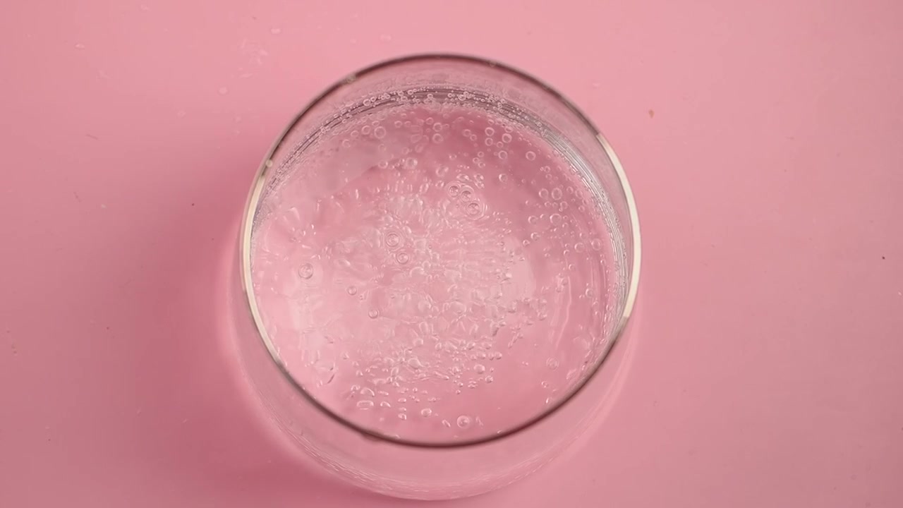 Vista superior de agua con gas burbujeando en un vaso