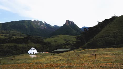 Imágenes-Aéreas-De-Un-Chalet-Ubicado-En-Medio-De-Las-Montañas-En-La-Ciudad-De-Alfredo-Wagner---Santa-Catarina---Brasil