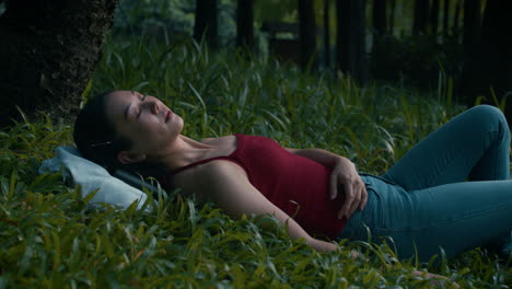 una mujer relajándose en un parque.