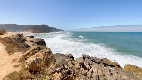 Hermosa-Vista-Frente-Al-Mar-En-La-Costa-Rocosa-De-Portugal-En-Verano